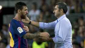 Gesto de complicidad entre Messi y Valverde durante su primera temporada juntos | EFE