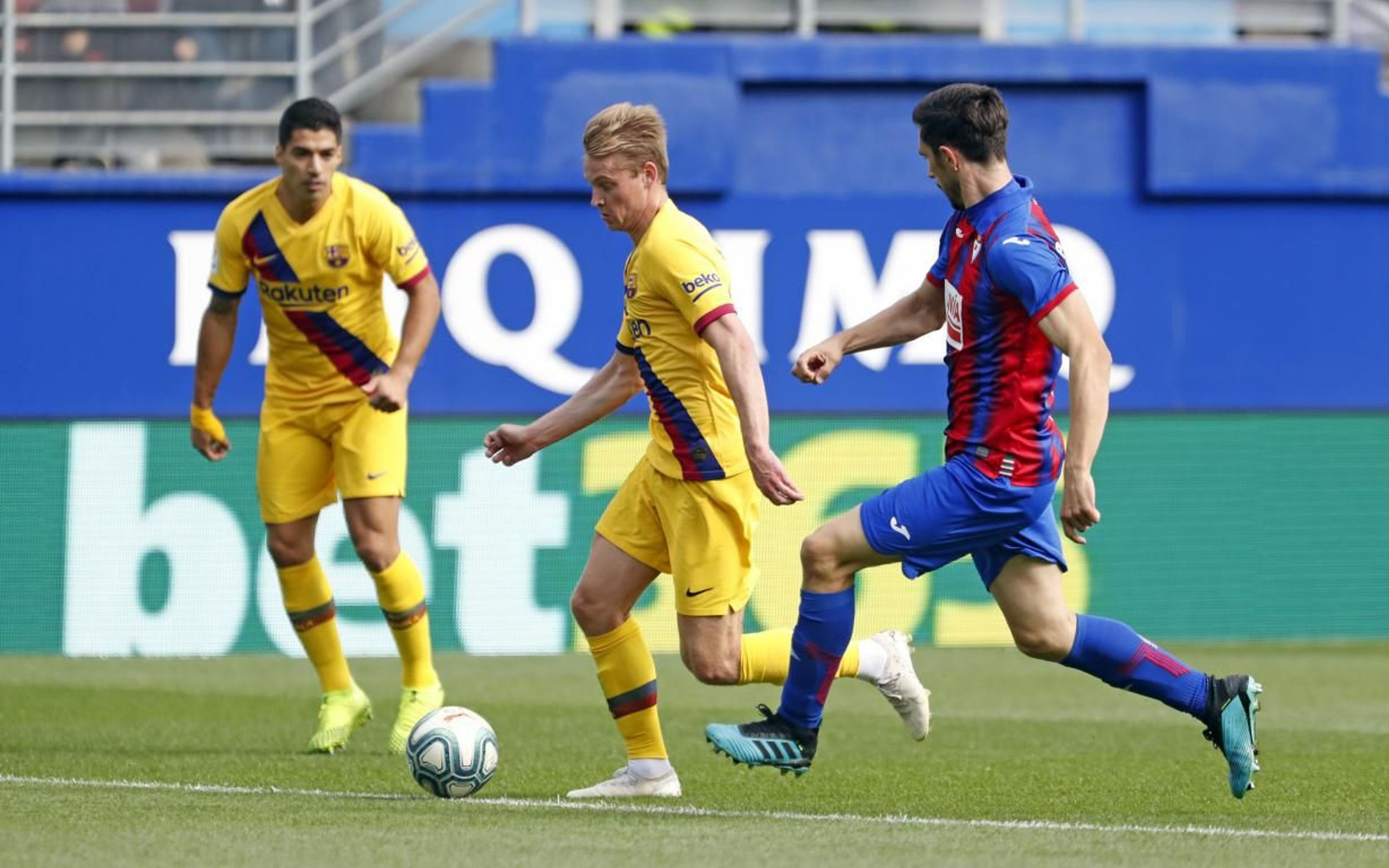 Frenkie de Jong, disputando un balón contra el EIbar / FC Barcelona