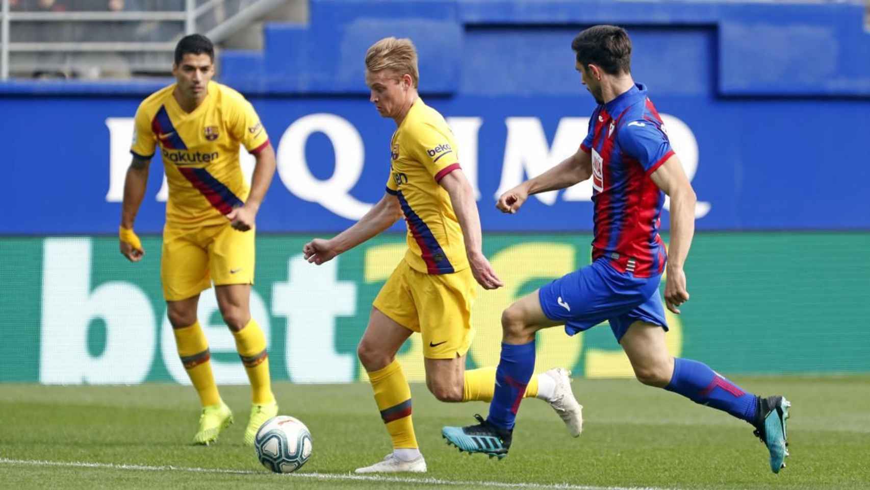 Frenkie de Jong, disputando un balón contra el EIbar / FC Barcelona
