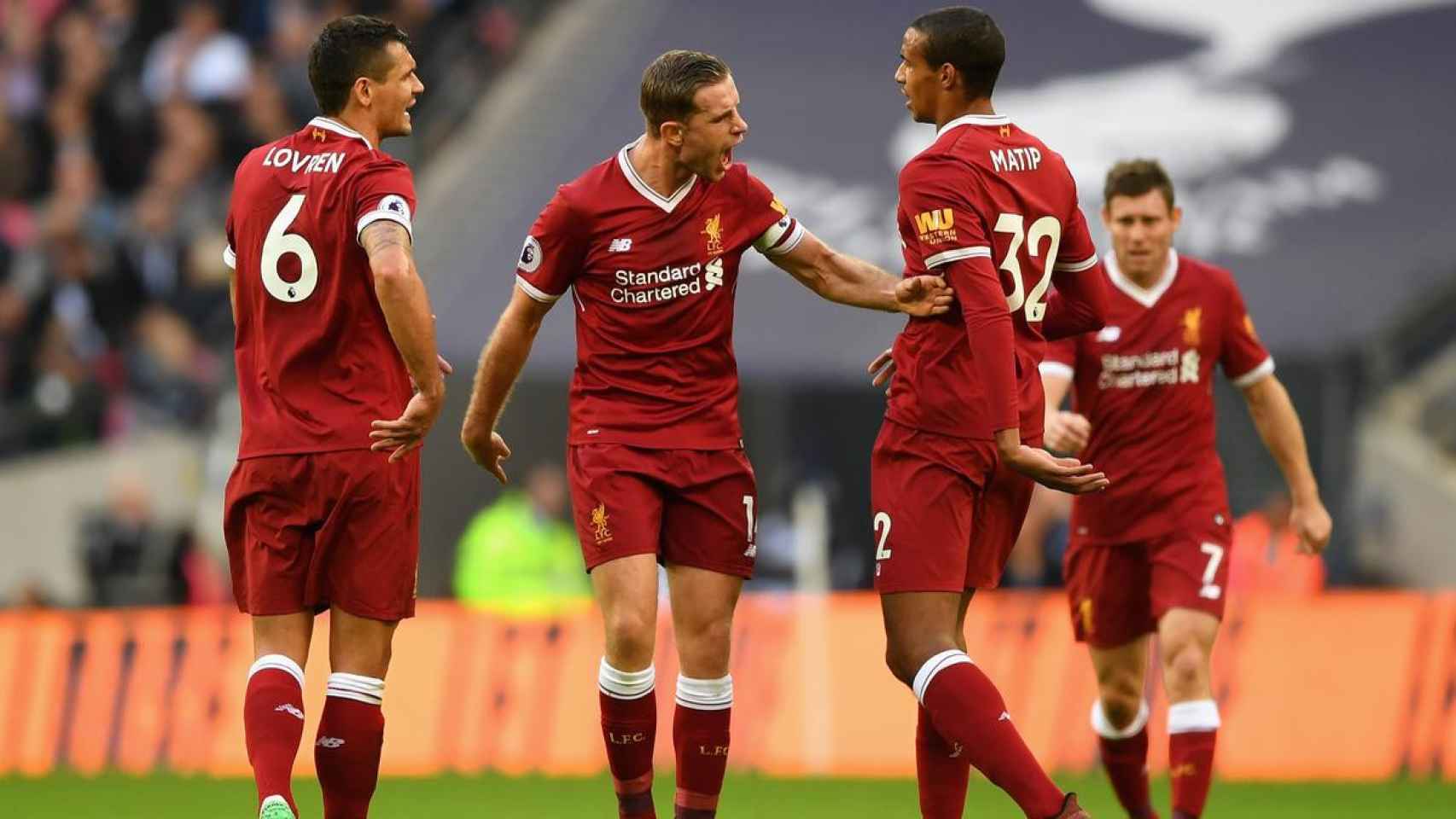 Lovren, Henderson, Matip y Milner hablando durante un partido del Liverpool / EFE