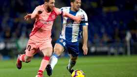 Una foto de Leo Messi en una disputa con Víctor Sánchez / EFE