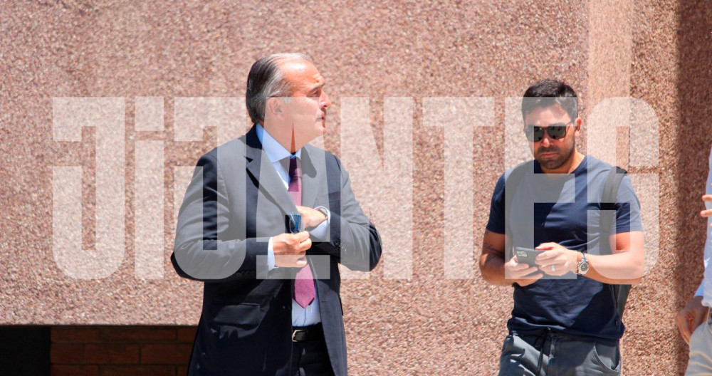 Rafa Yuste y Deco, saliendo de una reunión en las oficinas del Barça / JIJANTES