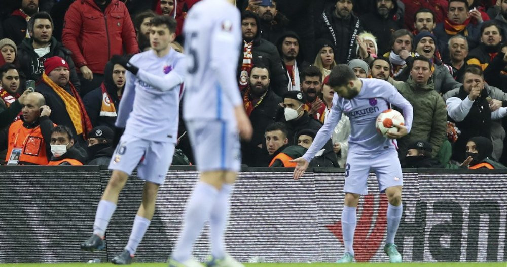 Jordi Alba, quejándose por el lanzamiento de botellas por parte de la afición del Galatasaray / EFE
