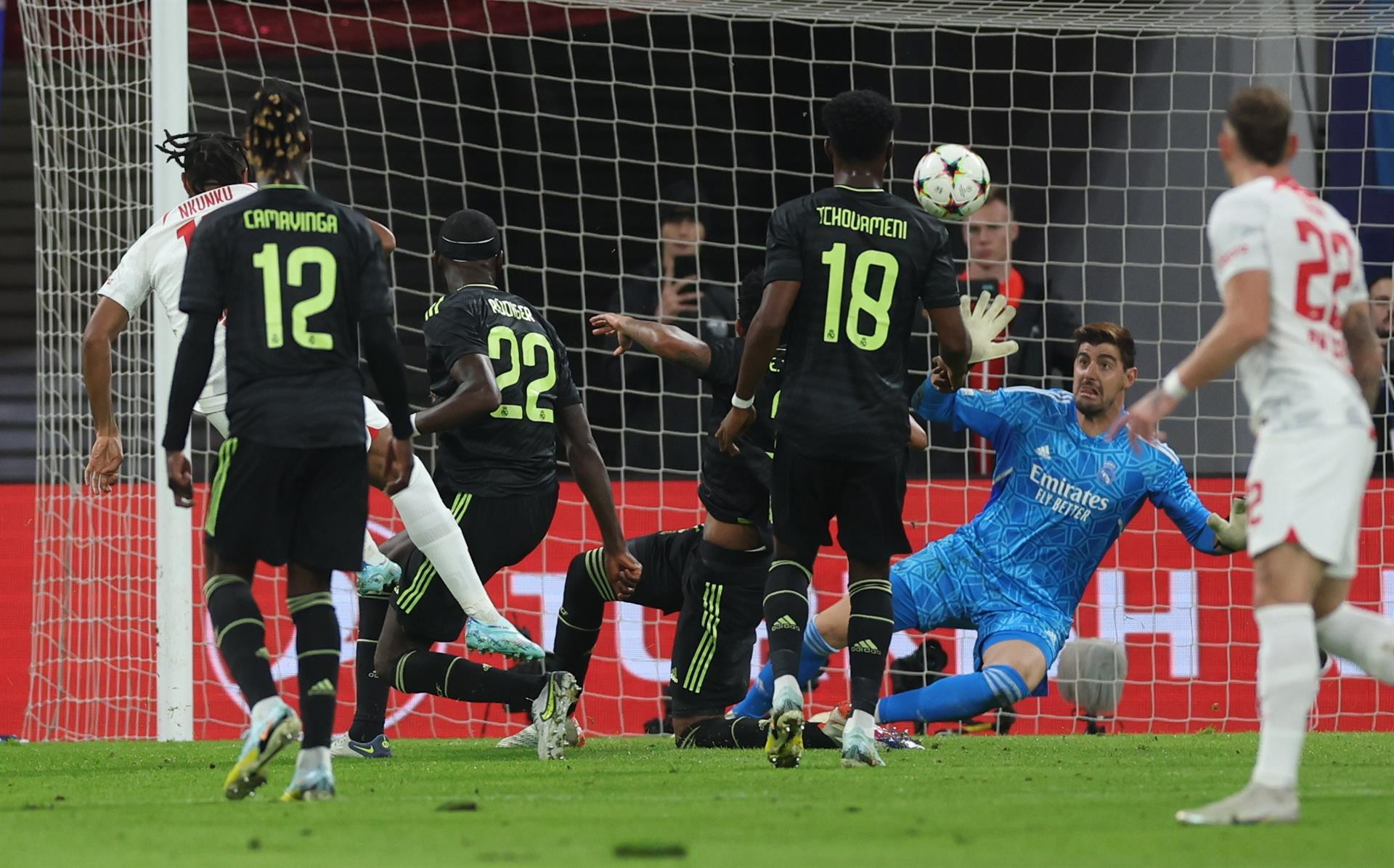 Nkunku marca el segundo gol del Leipzig contra el Real Madrid / EFE