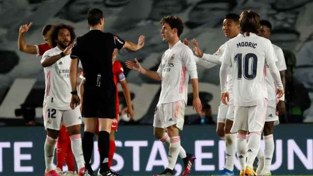 Los jugadores del Real Madrid, protestando una acción al árbitro / EFE