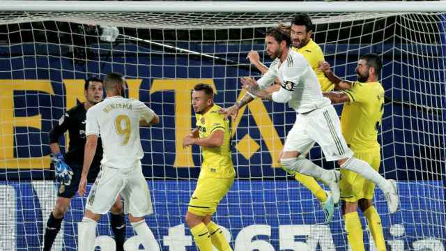 Una foto de Sergio Ramos durante un remate ante el Villarreal / EFE