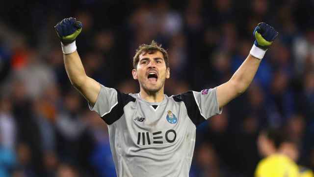 Iker Castillas celebrando una parada con el Oporto / EFE