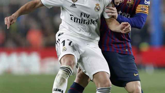 Una pugna de Lucas Vázquez y Leo Messi en el último Barça-Madrid / EFE