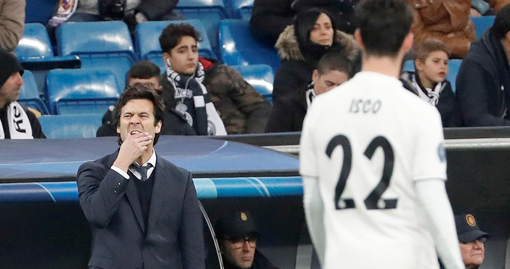 El técnico del Real Madrid, Santiago Solari, con el rostro desencajado ante la mirada de Isco / EFE