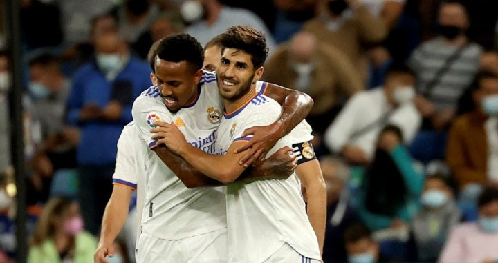 El abrazo de los jugadores con Asensio tras su gol en el Madrid-Mallorca / EFE