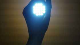 Una foto de una bombilla LED