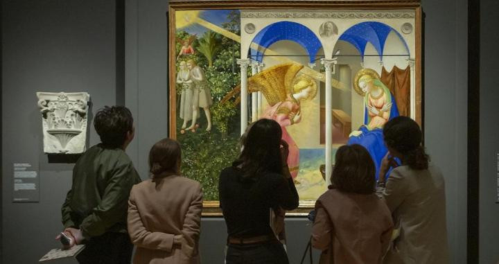 Varias personas observan el retablo de ‘La Anunciación’ de Fra Angelico en la exposición. MUSEO DEL PRADO