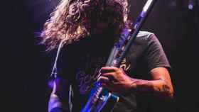 Guitarrista en pleno concierto de rock and roll / Hector Bermudez en UNSPLASH