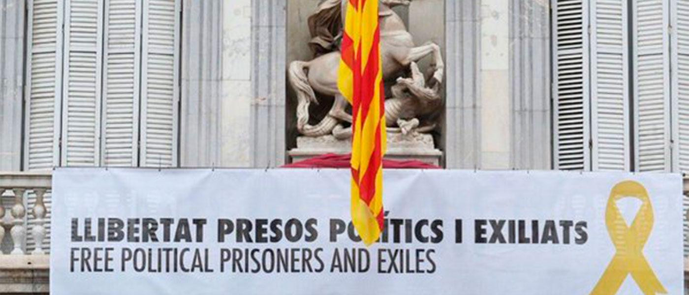 Pancarta colocada por Torra en el balcón de la Generalitat