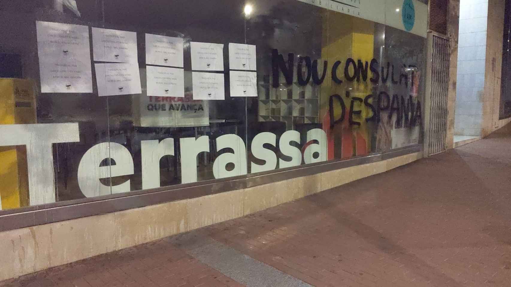 Escaparate de la sede de ERC en Terrassa, con la pintada consulado de España / CDR TERRASSA (TWITTER)
