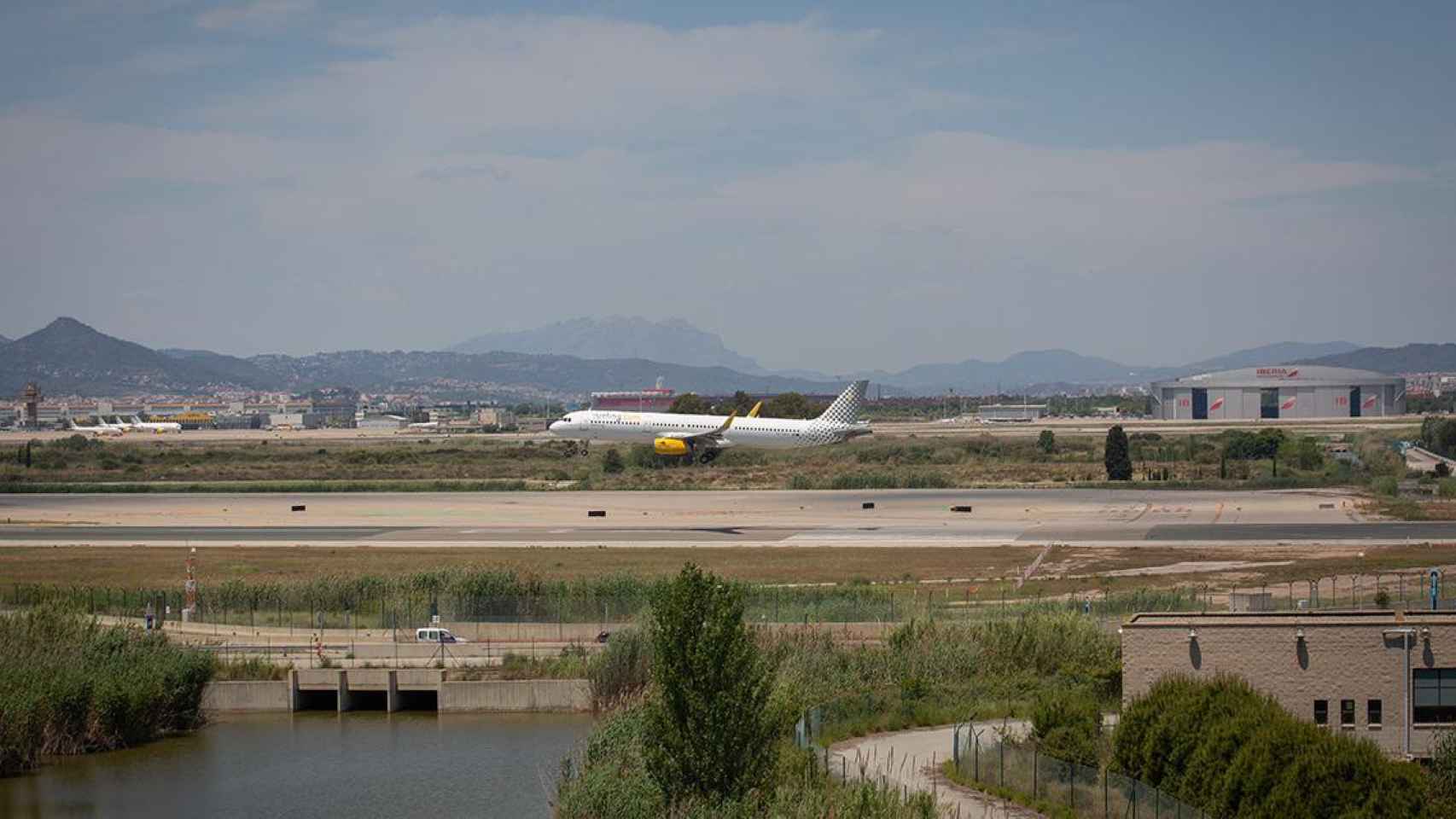 Un avión en el aeropuerto Josep Tarradellas Barcelona-El Prat / DAVID ZORRAKINO - EUROPA PRESS