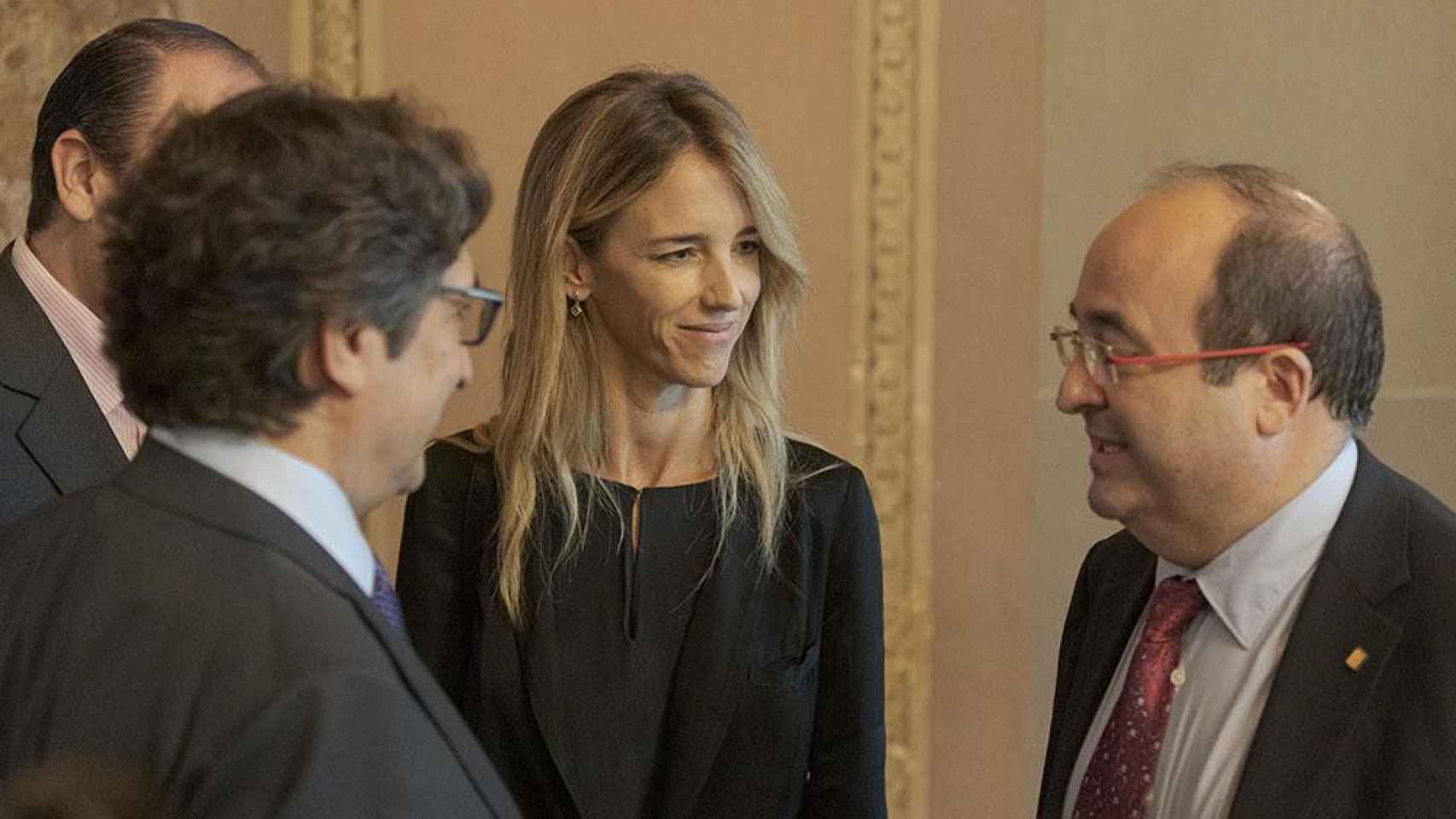 Miquel Iceta (d) habla con Cayetana Álvarez de Toledo y David Pérez en el Parlament / PARLAMENT