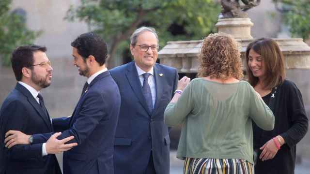 Quim Torra (centro), junto a Meritxell Budó (a su izquierda) y otros dirigentes de la Generalitat / EFE