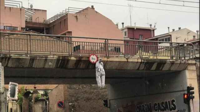 Cuelgan de un puente un muñeco de Junqueras en su pueblo natal