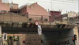 Cuelgan de un puente un muñeco de Junqueras en su pueblo natal