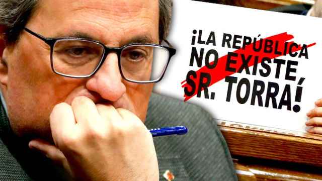 El presidente de la Generalitat, Quim Torra, con el cartel '¡La república no existe, Sr. Torra!' / FOTOMONTAJE CG