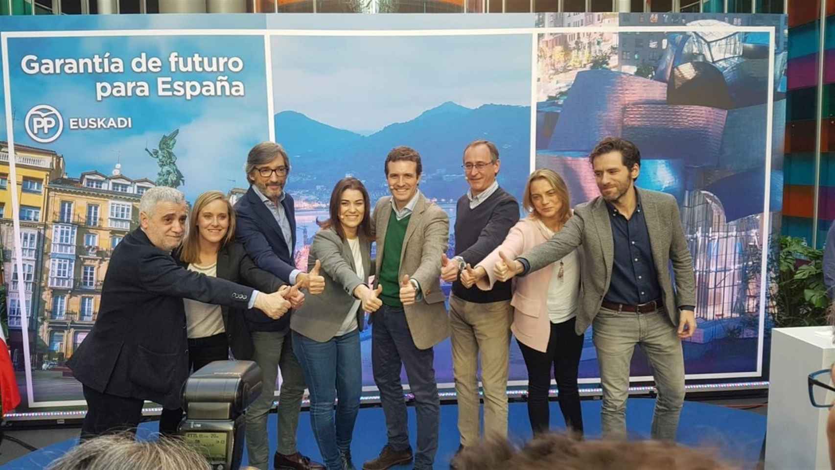 El líder del PP, Pablo Casado, con los dirigentes vascos del partido en Vitoria