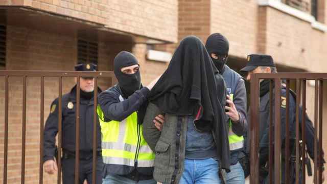 Imagen de la detención del presunto yihadista en Vitoria en la puerta de su domicilio / EFE