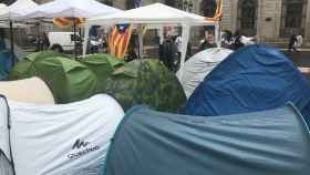 La acampada independentista resistió las lluvias de este martes / @lauraborras