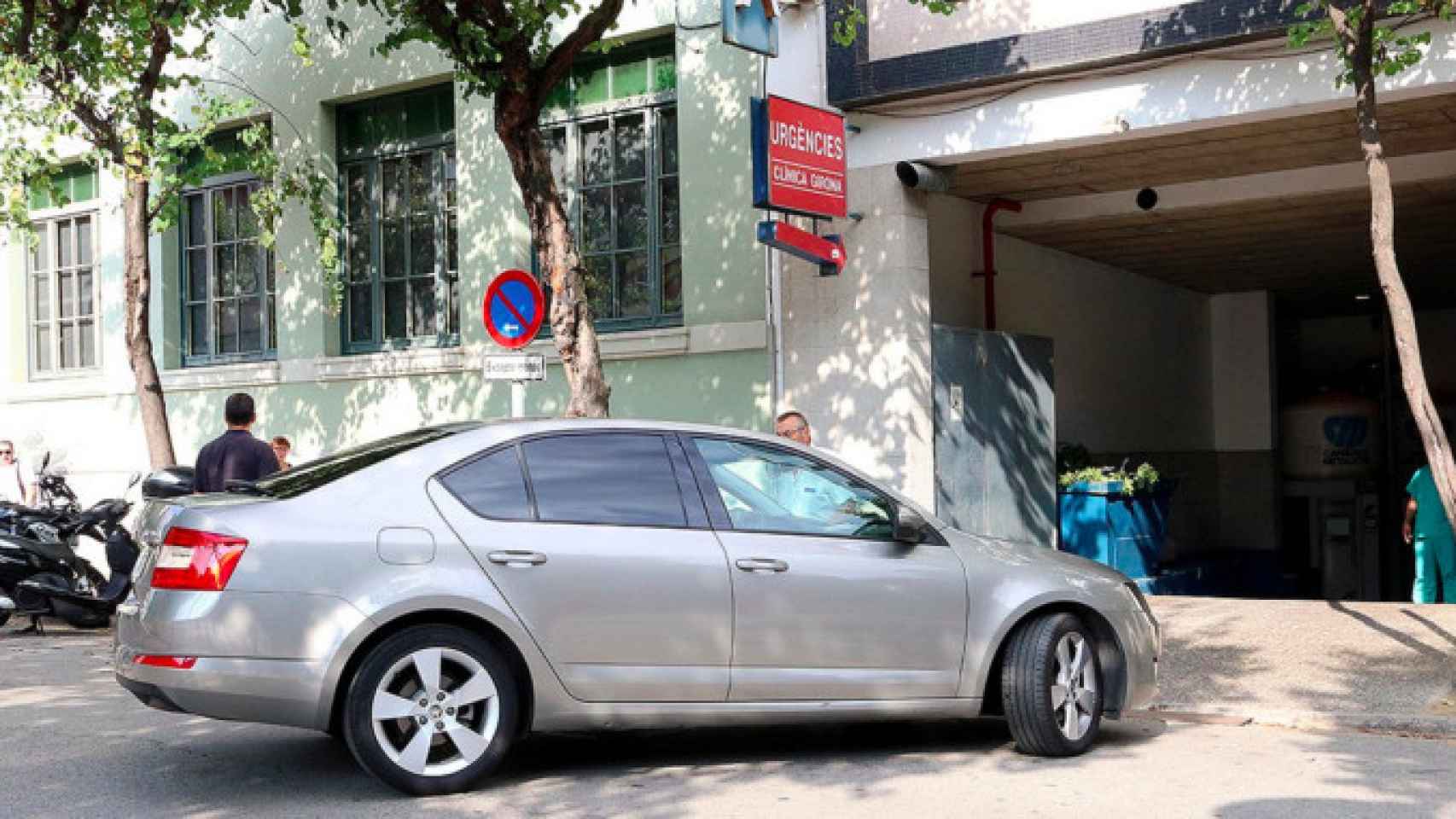 El coche de Dolors Bassa, fuertemente escoltado, entra en la Clínica Girona para visitar a su madre