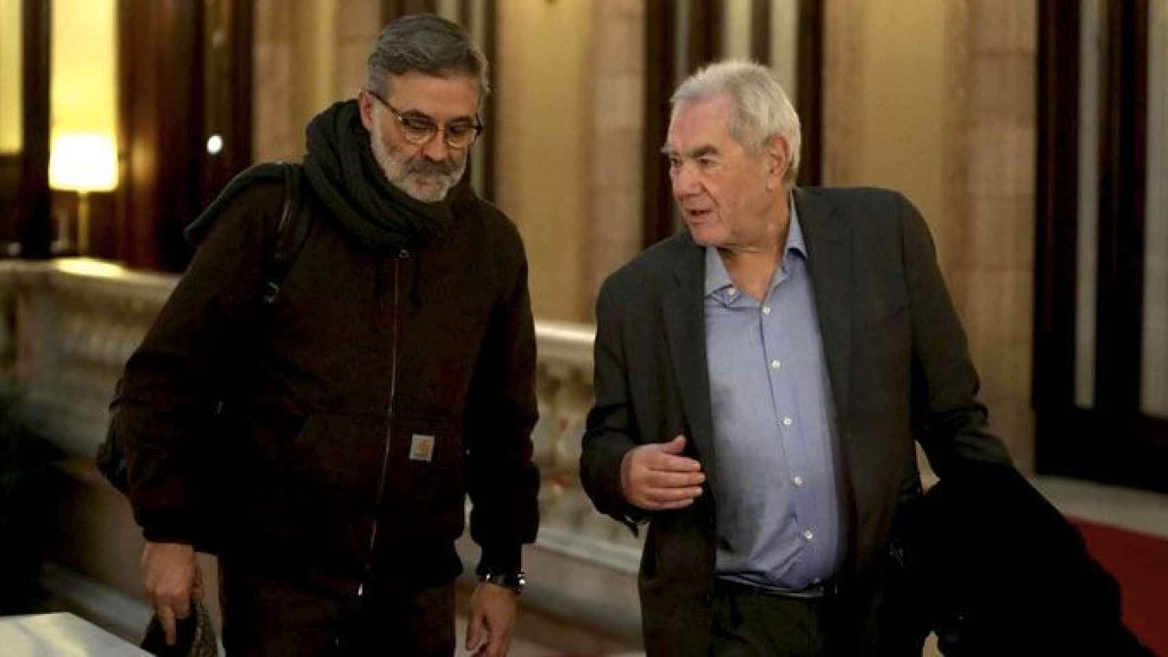 Ernest Maragall (d) en una imagen de archivo junto al diputado de la CUP Carles Riera (i) en el Parlament / EFE