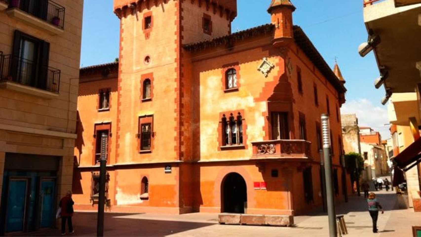 Vista de la fachada del Ayuntamiento de Viladecans, en Barcelona / CG