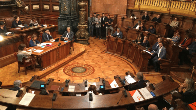 El pleno extraordinario en rechazo al artículo 155 en el Ayuntamiento de Barcelona / CG