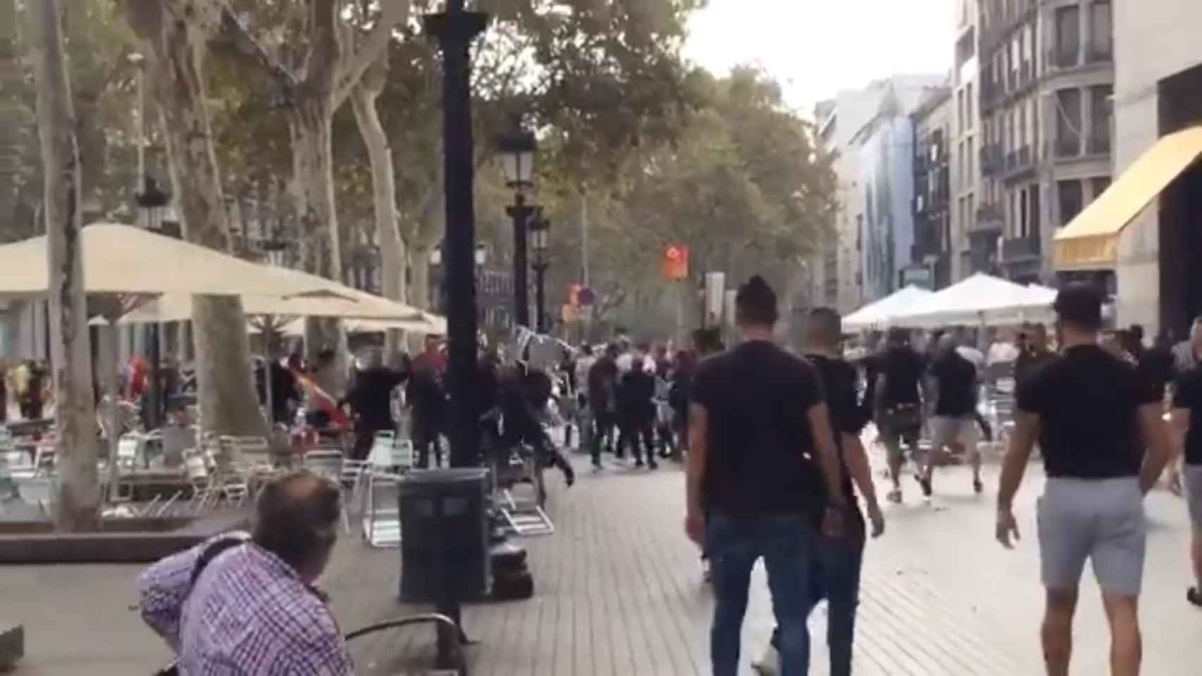 Captura del vídeo en el que se enfrentan dos grupos ultras, frente a Plaza Cataluña / TWITTER