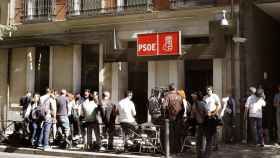 Los periodistas montan guardia en la puerta de la sede del PSOE en busca de noticias / EFE