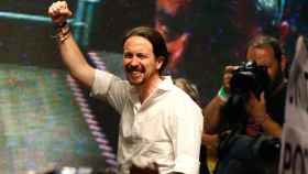 Pablo Iglesias saluda a los simpatizantes de Podemos tras valorar los resultados del 26J.