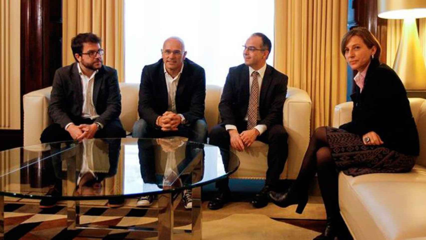 Carme Forcadell recibe a Pere Aragonés, Raül Romeva y Jordi Turull en el Parlament.