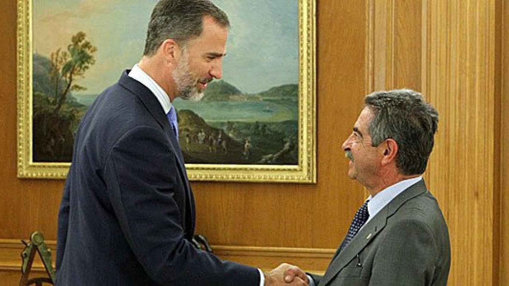 El Rey Felipe VI y el presidente autonómico de Cantabria, Miguel Ángel Revilla