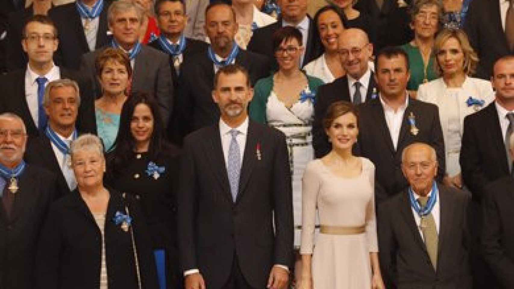 Los Reyes de España, junto a los condecorados con la Orden del Mérito Civil