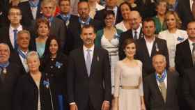 Los Reyes de España, junto a los condecorados con la Orden del Mérito Civil
