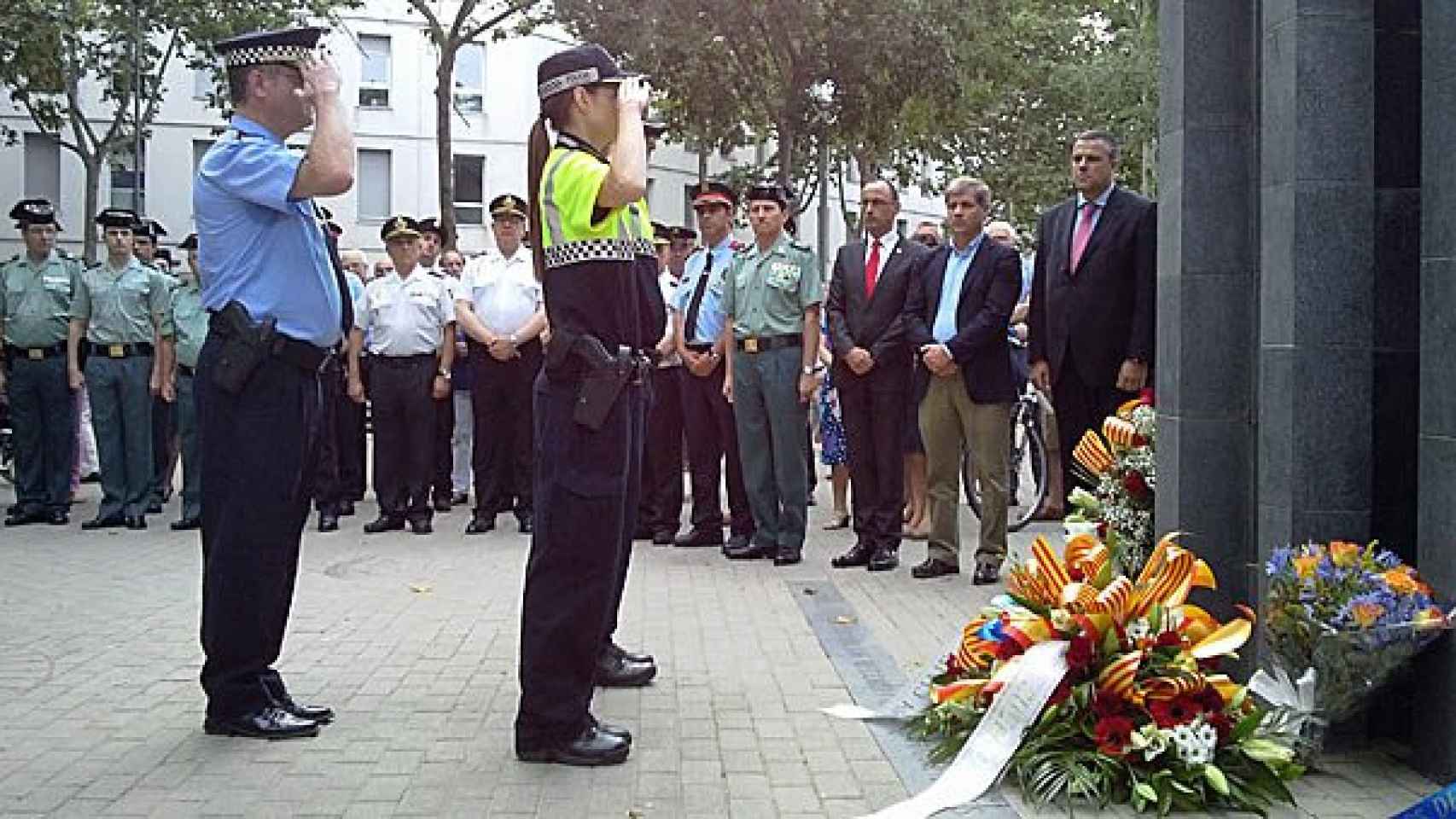 Ofrenda floral de la Guardia Urbana de Barcelona en el monumento en homenaje a las víctimas del terrorismo situado en la avenida Meridiana.