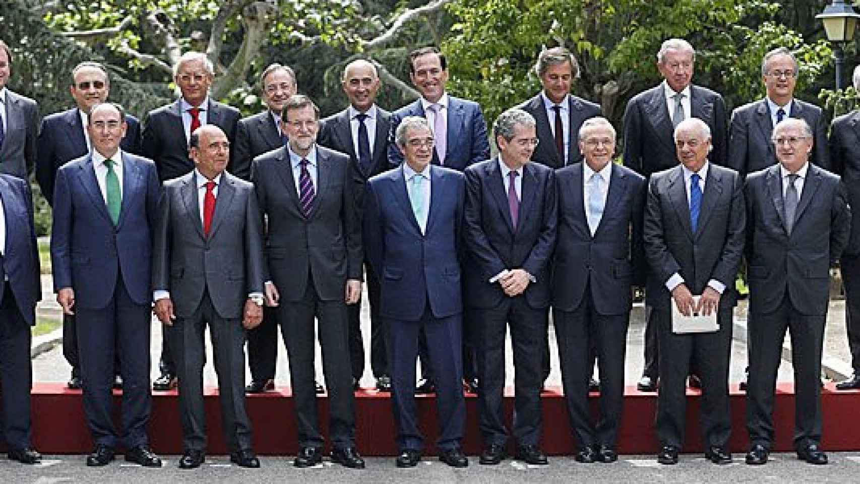 El presidente del Gobierno, Mariano Rajoy, posa junto a los miembros del Consejo Empresarial para la Competitividad