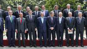 El presidente del Gobierno, Mariano Rajoy, posa junto a los miembros del Consejo Empresarial para la Competitividad
