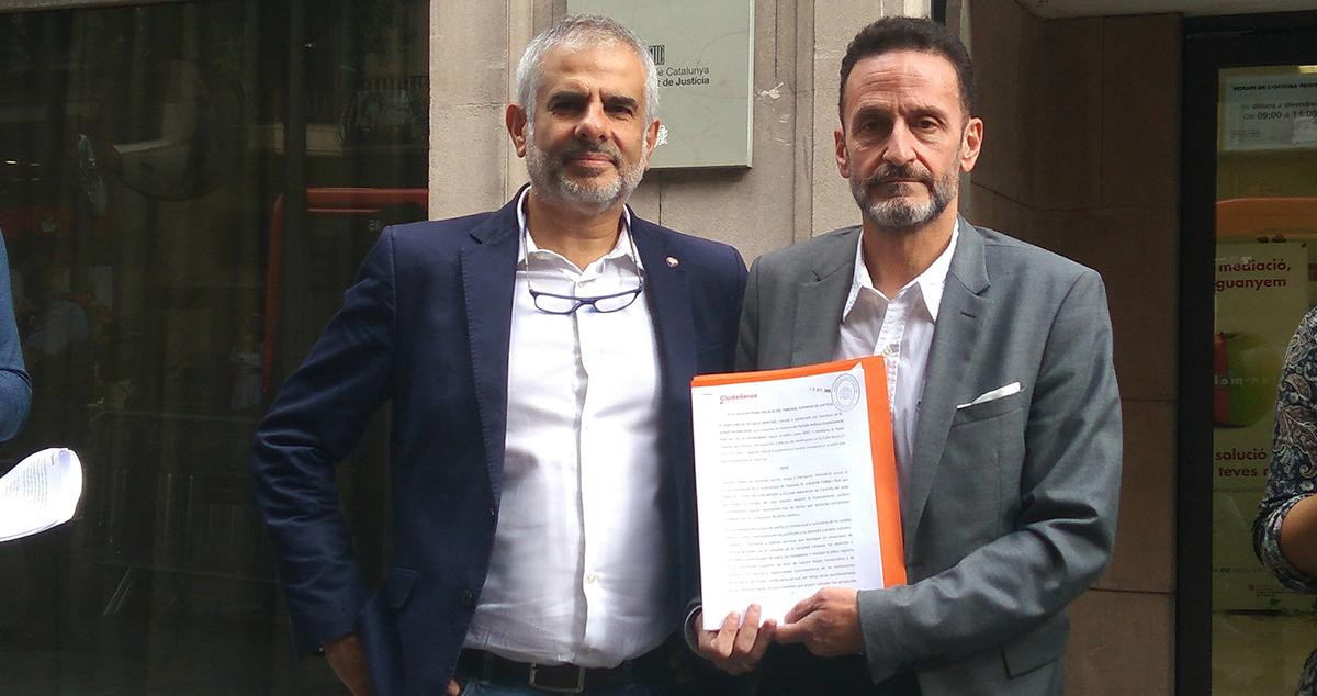 Carlos Carrizosa y Edmundo Bal, de Ciudadanos, posan con la denuncia contra el ICF y el Govern / EUROPA PRESS