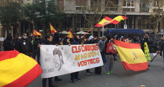 Los manifestantes por la defensa España se acercan a la sede de la CUP / CG