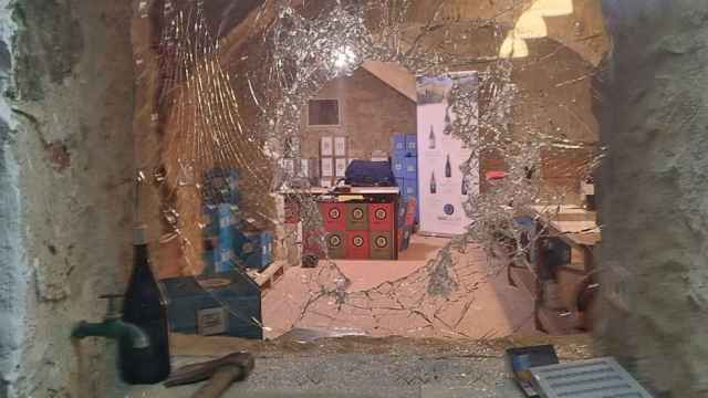 Los ladrones rompieron el cristal de una de las ventanas para acceder a la bodega / MOSSOS