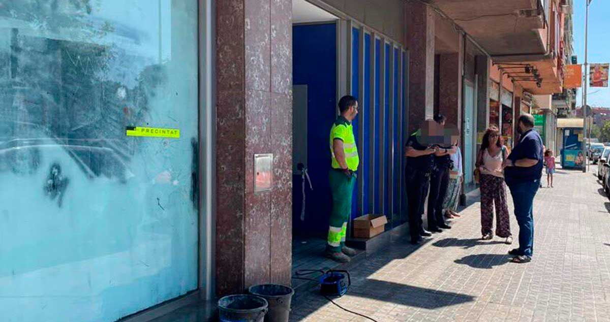 La Policía Local de Mataró desaloja a unos okupas de una antigua oficina bancaria / POLICIA LOCAL