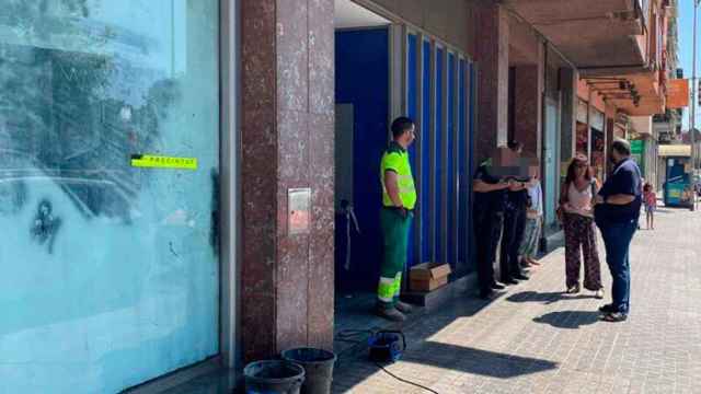 La Policía Local de Mataró desaloja a unos okupas de una antigua oficina bancaria / POLICIA LOCAL