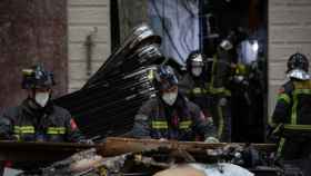 EuropaPress 4379434 grupo bomberos trabajan incendios edificios provocados explosion bar calle