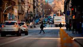 Un peatón por Via Laietana de Barcelona, una calle en transformación / EP