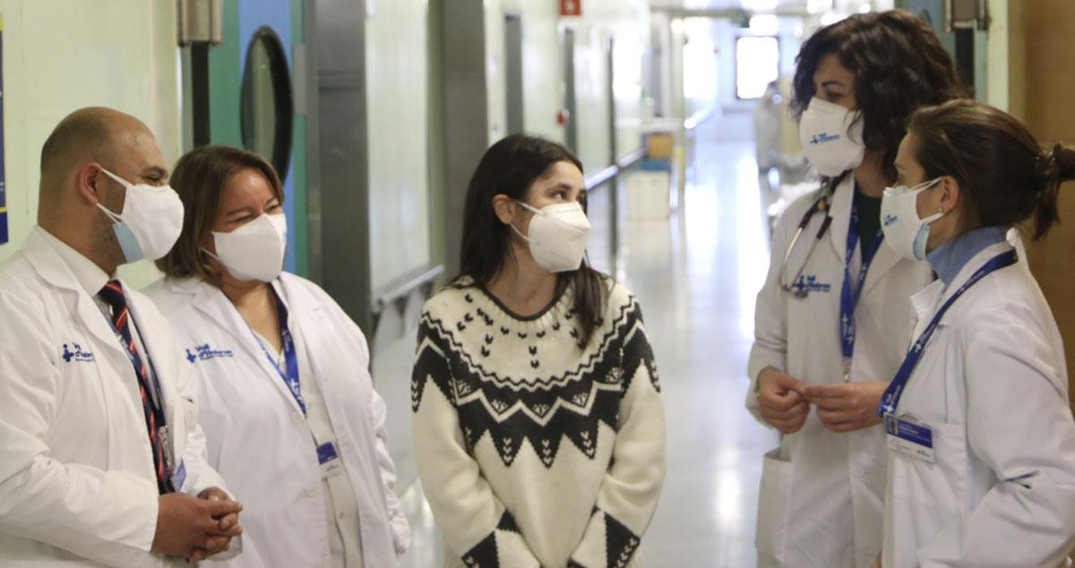 Mireia Sitjà (en el centro), la primera española en recibir tres trasplantes pulmonares / VALL D'HEBRON